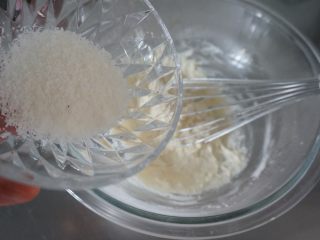 5、椰香戚风,加入10克椰蓉搅匀