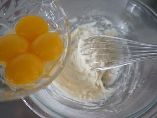 6、椰香戚风,加入4个蛋黄搅匀