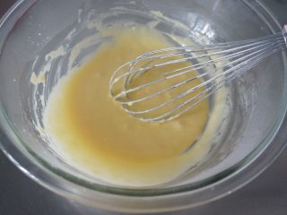 7、椰香戚风,蛋黄糊完成