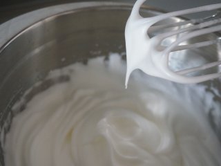 9、椰香戚风,分2次加入糖打发至中性状态，可以参考图片