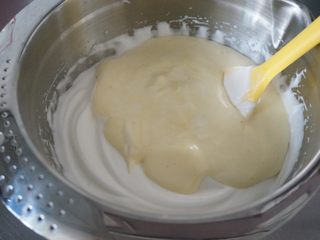 11、椰香戚风,搅好的蛋糕糊倒回到蛋白盆内刮刀拌匀