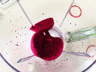 1、火龙果芝士土豆爆浆小餐包,火龙果放入搅拌机，打成汁