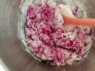 2、火龙果芝士土豆爆浆小餐包,厨师机里加入面粉、盐、鸡蛋、火龙果汁，先用筷子或其它东西搅拌如上图状