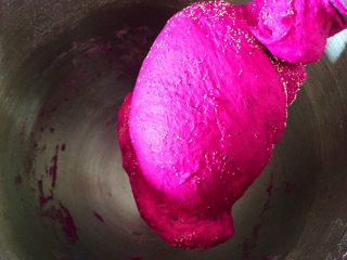 4、火龙果芝士土豆爆浆小餐包,加入酵母继续和面2分钟