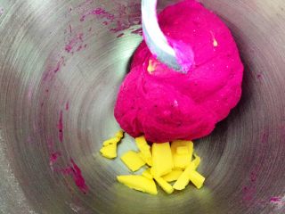 5、火龙果芝士土豆爆浆小餐包,加入15g克黄油，继续2档和面5分钟