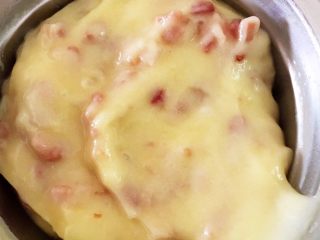 11、火龙果芝士土豆爆浆小餐包,搅拌均匀，备用