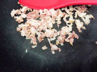9、火龙果芝士土豆爆浆小餐包,培根切碎，中火，烧热锅后小火，放入培根碎