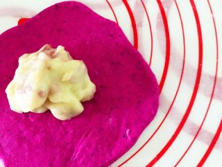 15、火龙果芝士土豆爆浆小餐包,加入芝士土豆馅，每个25g，最多不要超过28g喔，不然不好收口，会爆浆出来～