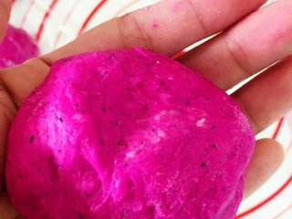 16、火龙果芝士土豆爆浆小餐包,紧紧地收好口