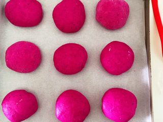 18、火龙果芝士土豆爆浆小餐包,全部包好，有间隔地分开放好