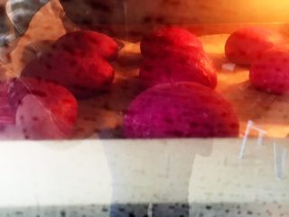 19、火龙果芝士土豆爆浆小餐包,烤箱进行2发。发酵功能38度，底下放一碗热水，时间40分钟