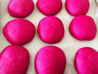 20、火龙果芝士土豆爆浆小餐包,发酵好后烤箱189度预热5分钟，烤20分钟