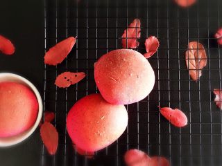 22、火龙果芝士土豆爆浆小餐包,虽然有那么一点糊了，但真的很香很好吃！