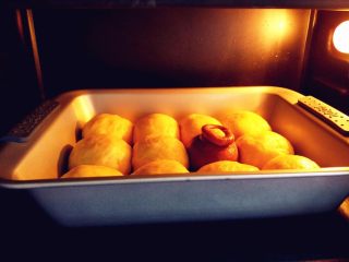 7、维尼熊跳跳虎挤挤小面包,入烤箱进行二次发酵,大约50分钟左右