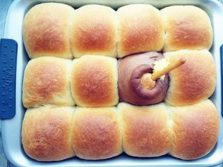 9、维尼熊跳跳虎挤挤小面包,取出稍晾凉,用融化的柠檬巧克力和一根手指饼干装饰蜂蜜罐