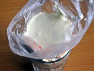 8、原味蒸蛋糕,取一个一次性裱花袋，将混合好的面糊倒入其中。