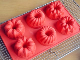 12、原味蒸蛋糕,将蛋糕模取出，倒扣在晾架上晾凉。