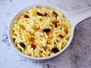 10、芝士焗吐司,表面再撒上一些三色葡萄干