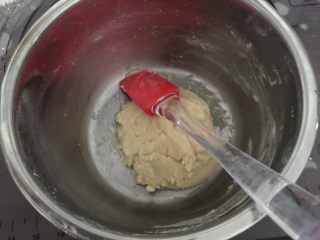 4、莲蓉蛋黄酥,和成酥皮团，如果觉得太软可以放入冰箱冷藏一会儿