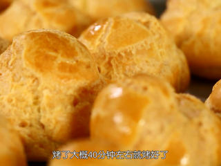 16、香草泡芙,中层上下火190度烤约20分钟，马上转中层上下火170度再烤约20分钟，全程大概40分钟左右