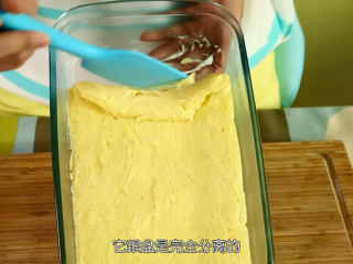 17、香草泡芙,泡芙烤完之后，我们把香草馅从冰箱拿出来，检查一下是不是成功的，好吃的香草馅是不粘盘和保鲜膜的