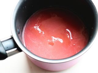 3、樱花草莓慕斯,过滤出来一部分，用来做镜面和底部透明层，比较浓稠的用来做慕斯中间部分。分别加5克泡软的吉利丁，隔水溶化后晾凉待用。
