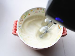 6、樱花草莓慕斯,淡奶油加白糖，用电动打蛋器打发到7分法，还能流动的状态。