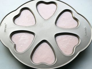 9、樱花草莓慕斯,把淡奶油慕斯糊倒入模具内，此时大约8分满了。继续送入冰箱冷藏。