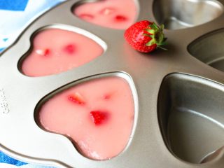 13、樱花草莓慕斯,脱模时候，用吹风机吹一会底部，找一个盘子倒扣模具，就很容易脱模。樱花隐隐约约。