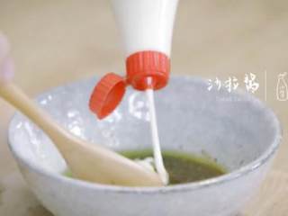 2、马铃薯沙拉三明治&炒虾杂菜沙拉,1-2 将橄榄油、葡萄籽油、芥末籽酱、巴萨米可醋、海盐、黑胡椒粉、沙拉酱混合搅拌均匀