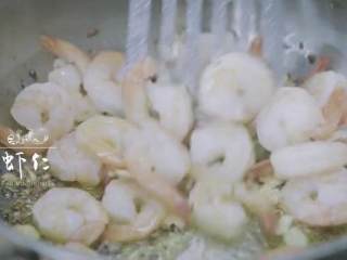 4、马铃薯沙拉三明治&炒虾杂菜沙拉,1-4 再加黄油融化，倒入虾仁