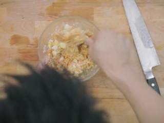 11、马铃薯沙拉三明治&炒虾杂菜沙拉,2-3 加上加热的奶油乳酪，整个鸡蛋捣碎加入，加胡椒粉、橄榄油搅拌