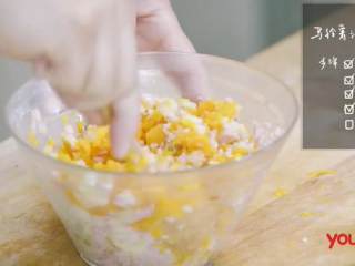 10、马铃薯沙拉三明治&炒虾杂菜沙拉,2-2 胡萝卜、土豆切碎，火腿切丁搅拌