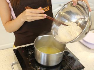 3、卡士达泡芙,3.加入过筛后的低粉，用筷子搅拌到无粉，不粘锅的状态。然后关火，不断用筷子搅拌，便于散热。