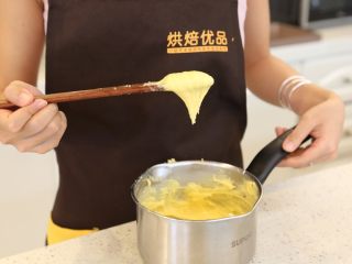 5、卡士达泡芙,5.加鸡蛋液搅拌，加到提起筷子形成4厘米左右的三角形面糊状态，就可以了。配方中的鸡蛋糊不一定加完，出现以上状态即可不加了。