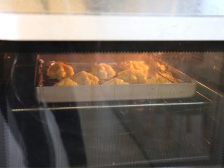 7、卡士达泡芙,7.烤箱预热200度，先将泡芙放入烤箱内烤15分钟左右