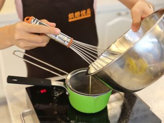11、卡士达泡芙,11.将面糊过筛到锅里面，大火煮至沸腾后转小火，一直用筷子搅拌。