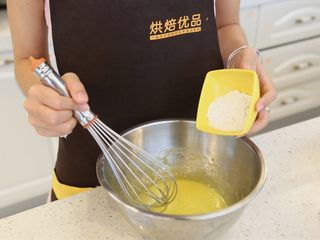 9、卡士达泡芙,9.准备卡士达酱。蛋黄加入细砂糖均匀至发白后，加入面粉搅拌均匀