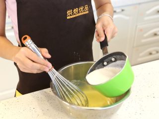 10、卡士达泡芙,10.牛奶煮至沸腾后，分两次加入面糊中，搅拌均匀。