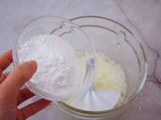 8、原味蒸蛋糕,分三次加入糖粉，打发至硬性发泡