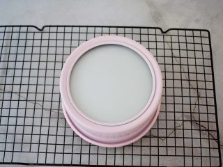 14、原味蒸蛋糕,取出震一下，然后倒扣在烤网上，晾凉后脱模