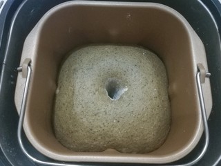 7、红糖黑芝麻叶子软欧,发酵至2~2.5倍大时，手指沾面粉戳洞不回缩不塌陷即发面完成；