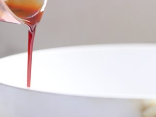 10、茄汁黄豆,倒入调好的酱汁。