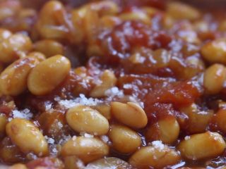 13、茄汁黄豆,最后调入盐翻炒均匀。