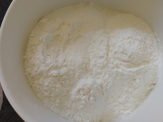 1、炉果,普通面粉加玉米淀粉。