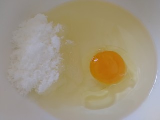 6、炉果,倒入玉米油。