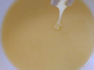 7、炉果,筷子搅拌均匀至乳化,呈细腻浓稠糊状。