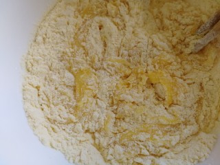 8、炉果,把之前混合好的粉一点点倒入,Z字搅拌均匀。