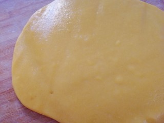 11、炉果,放到面板上整形,用擀面棍擀成厚度0.5cm的大面片。