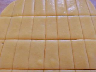 12、炉果,切宽条,同时烤箱185度,预热10分钟。